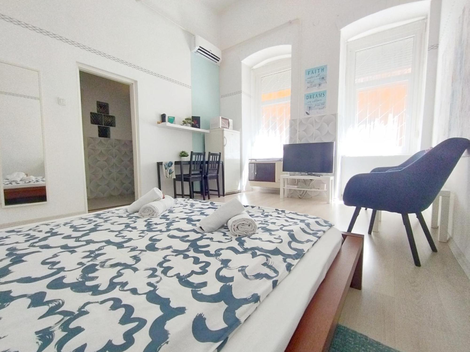 Free Parking Garage! Downtown Apartment Close To New York Cafe Budapešť Exteriér fotografie